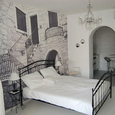 Studio Apartment For 2 Adults And 1 Child Makarska Dış mekan fotoğraf