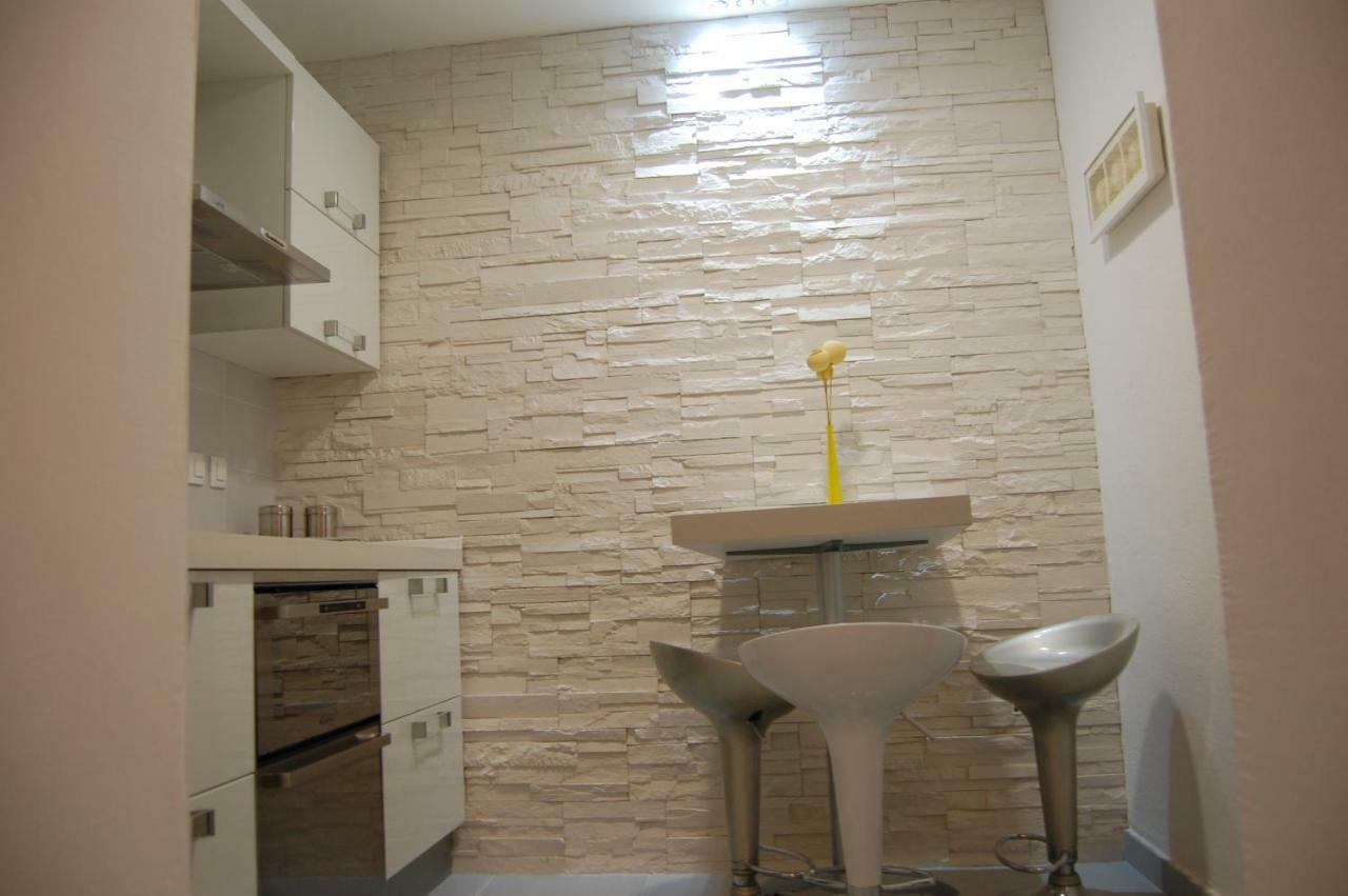 Studio Apartment For 2 Adults And 1 Child Makarska Dış mekan fotoğraf