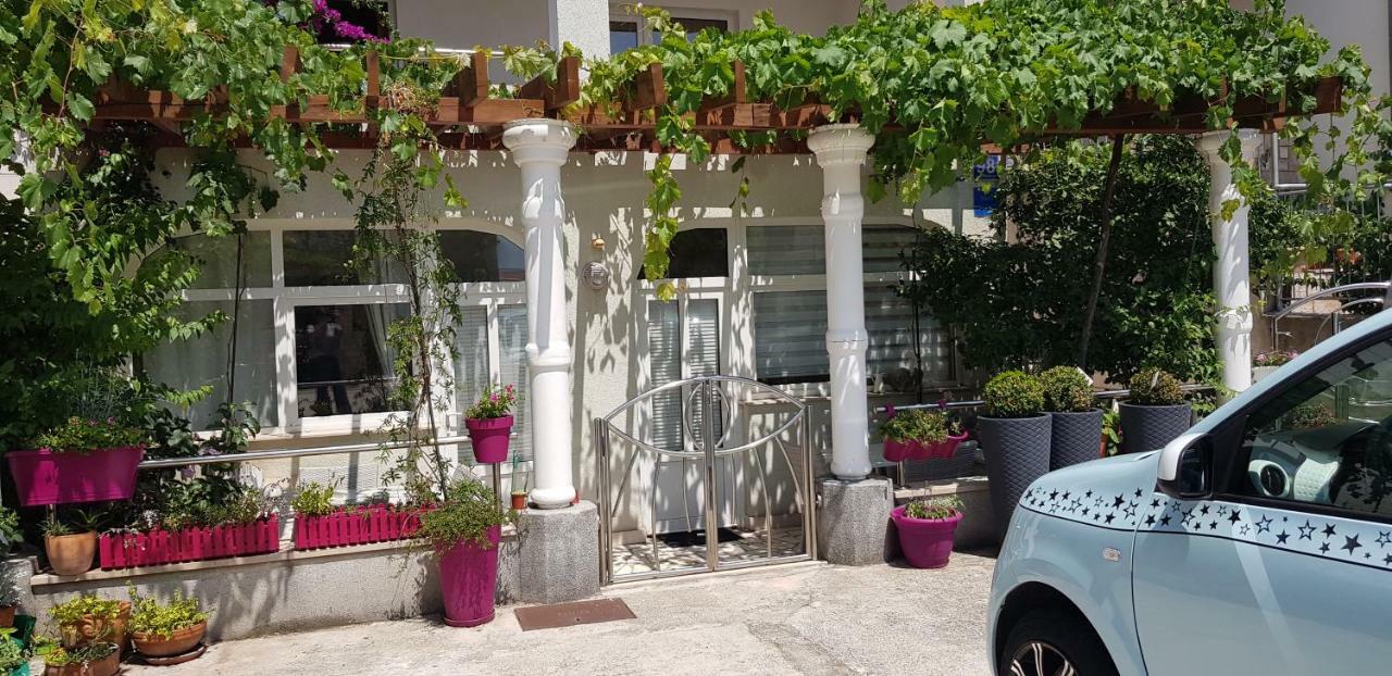 Studio Apartment For 2 Adults And 1 Child Makarska Dış mekan fotoğraf