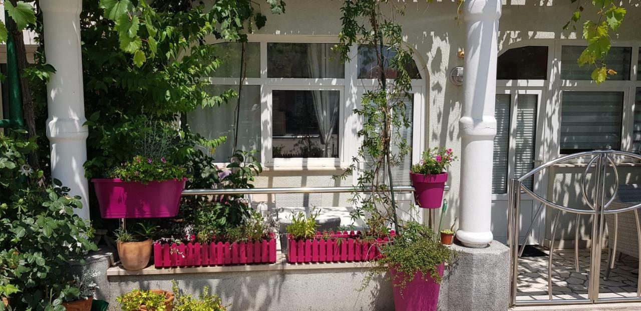 Studio Apartment For 2 Adults And 1 Child Makarska Dış mekan fotoğraf