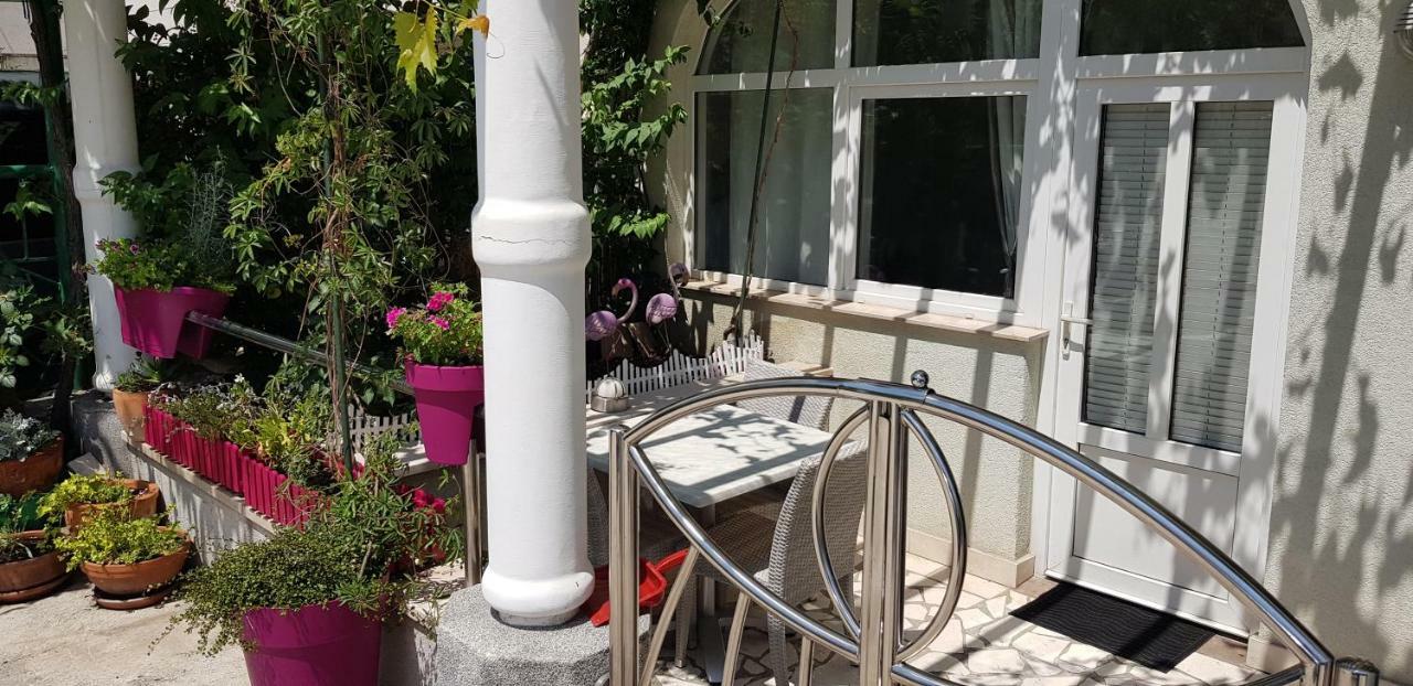Studio Apartment For 2 Adults And 1 Child Makarska Dış mekan fotoğraf
